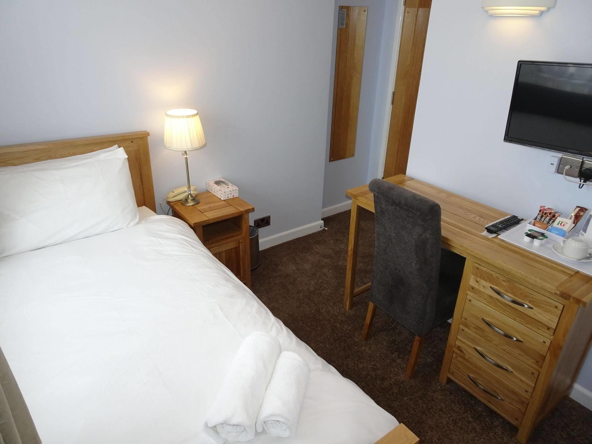Fernbank Hotel Basingstoke Kültér fotó